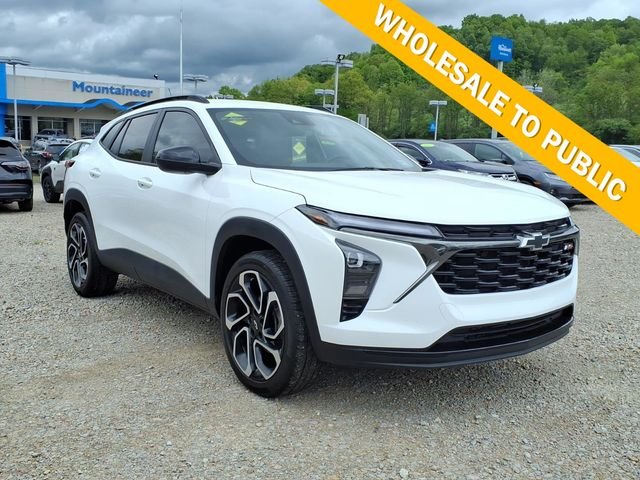 Used 2025 White Chevrolet 2RS image 1