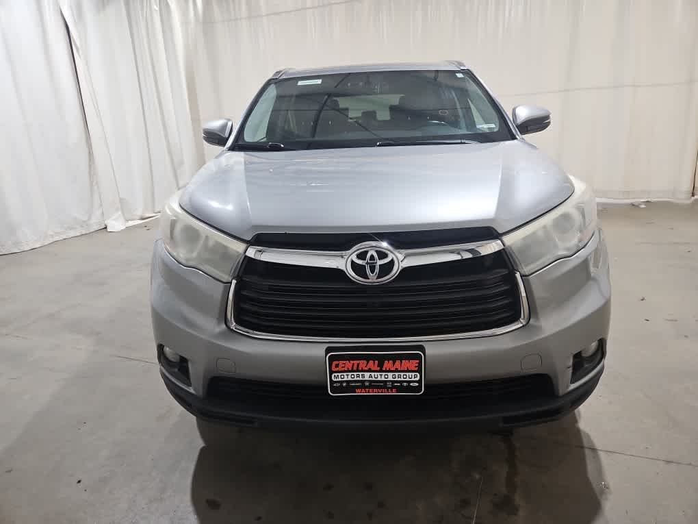 Used 2015 Silver Sky Metallic Toyota XLE image 36