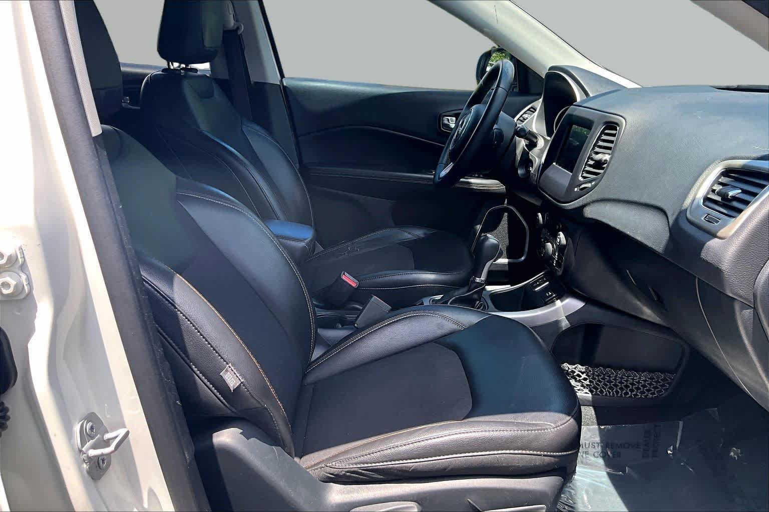 Used 2018 White Clearcoat Jeep Latitude image 8