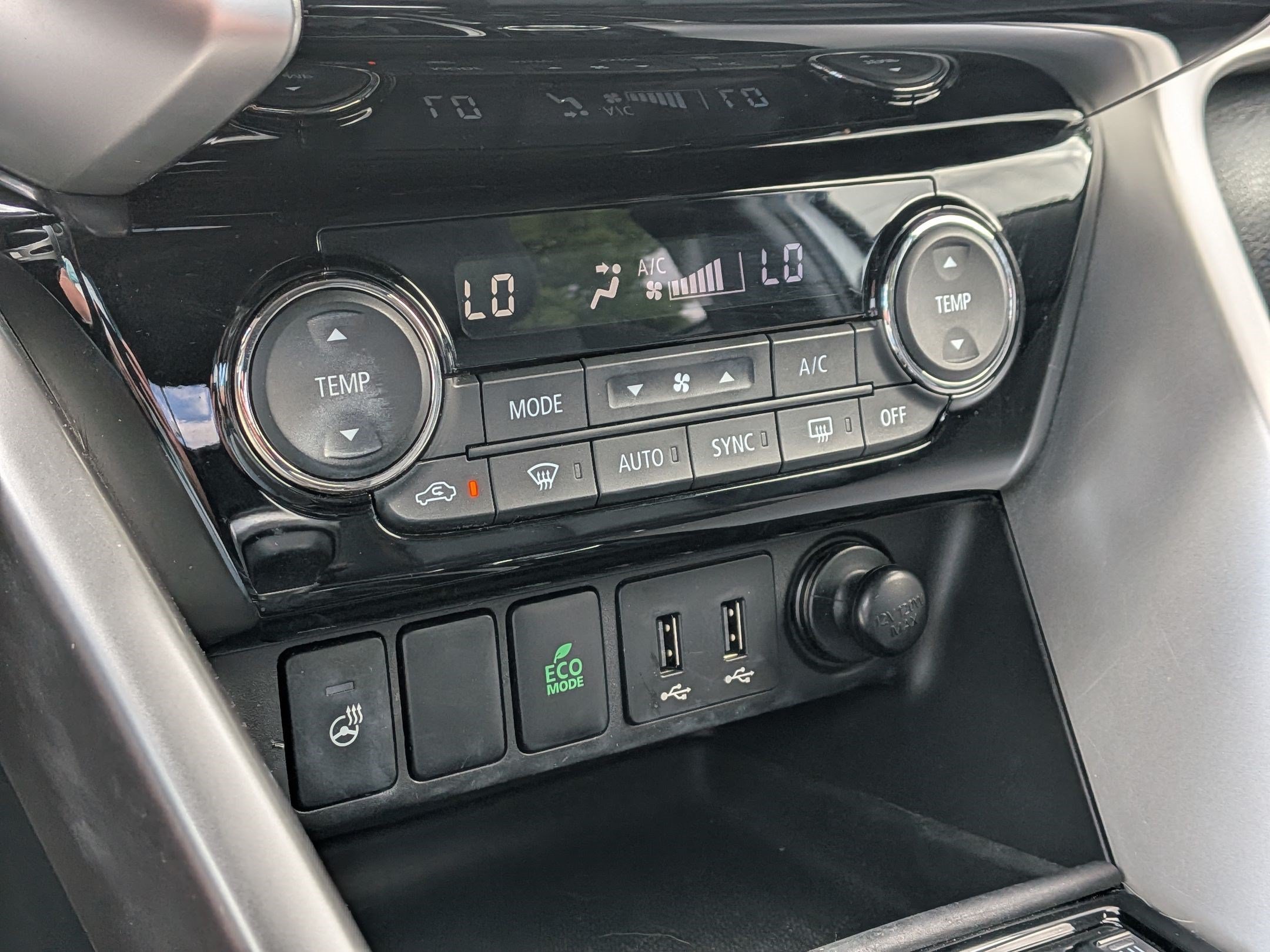 Used 2019 White Mitsubishi SE image 22