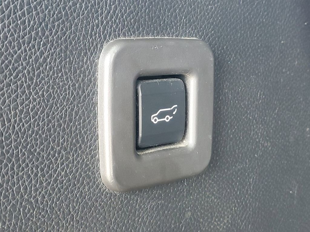 Used 2014 White Ford Limited image 9
