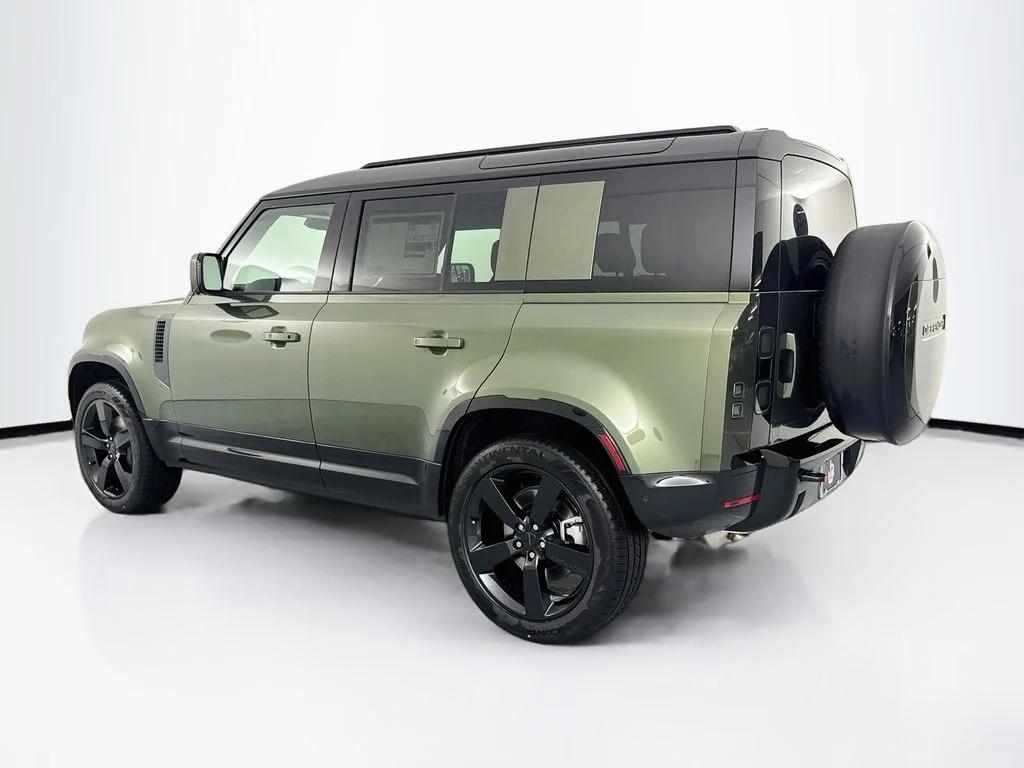 New 2026 Woolstone Green Land Rover X-Dynamic SE image 7