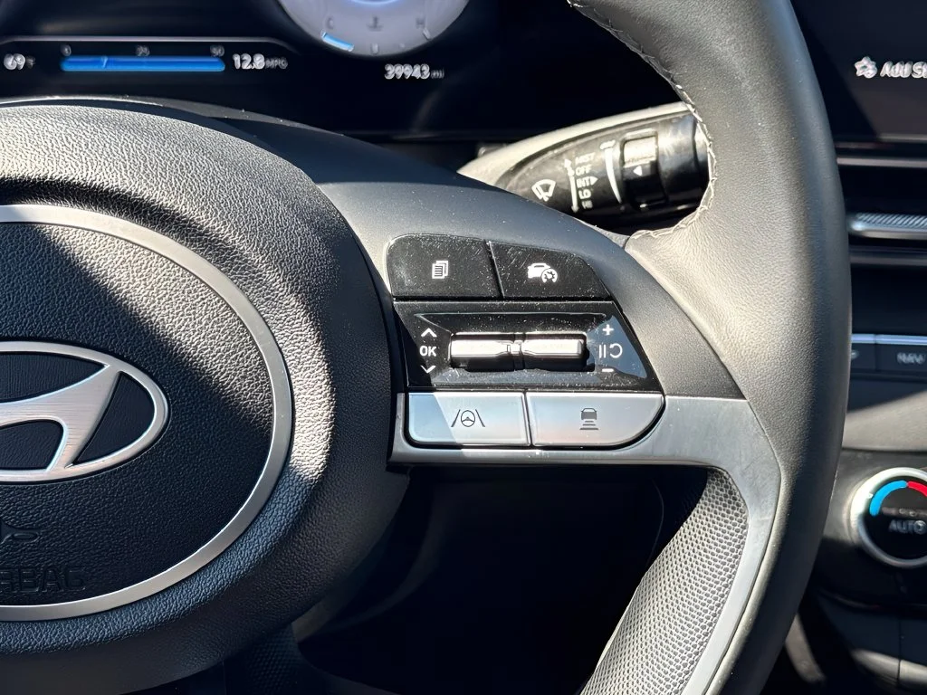 Used 2025 White Hyundai SEL Convenience image 15