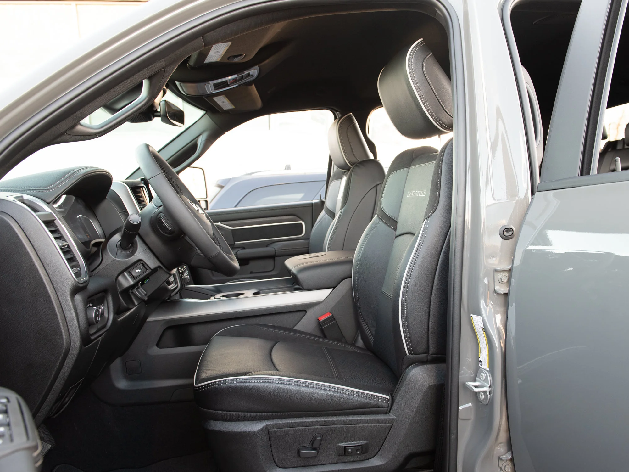 New 2027 Grey RAM Laramie Night* Mega Cab 4x4, Towing Tech Group, Rear Auto-Levelling Air Suspension image 25