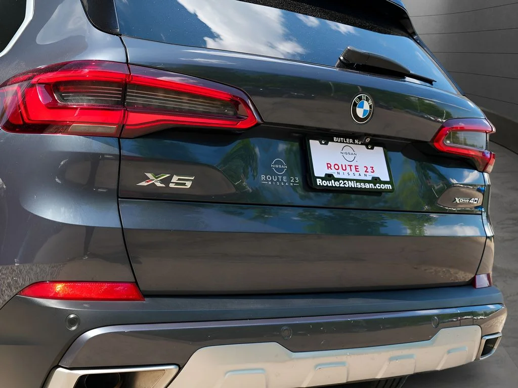 Used 2019 Gray BMW xDrive40i image 9