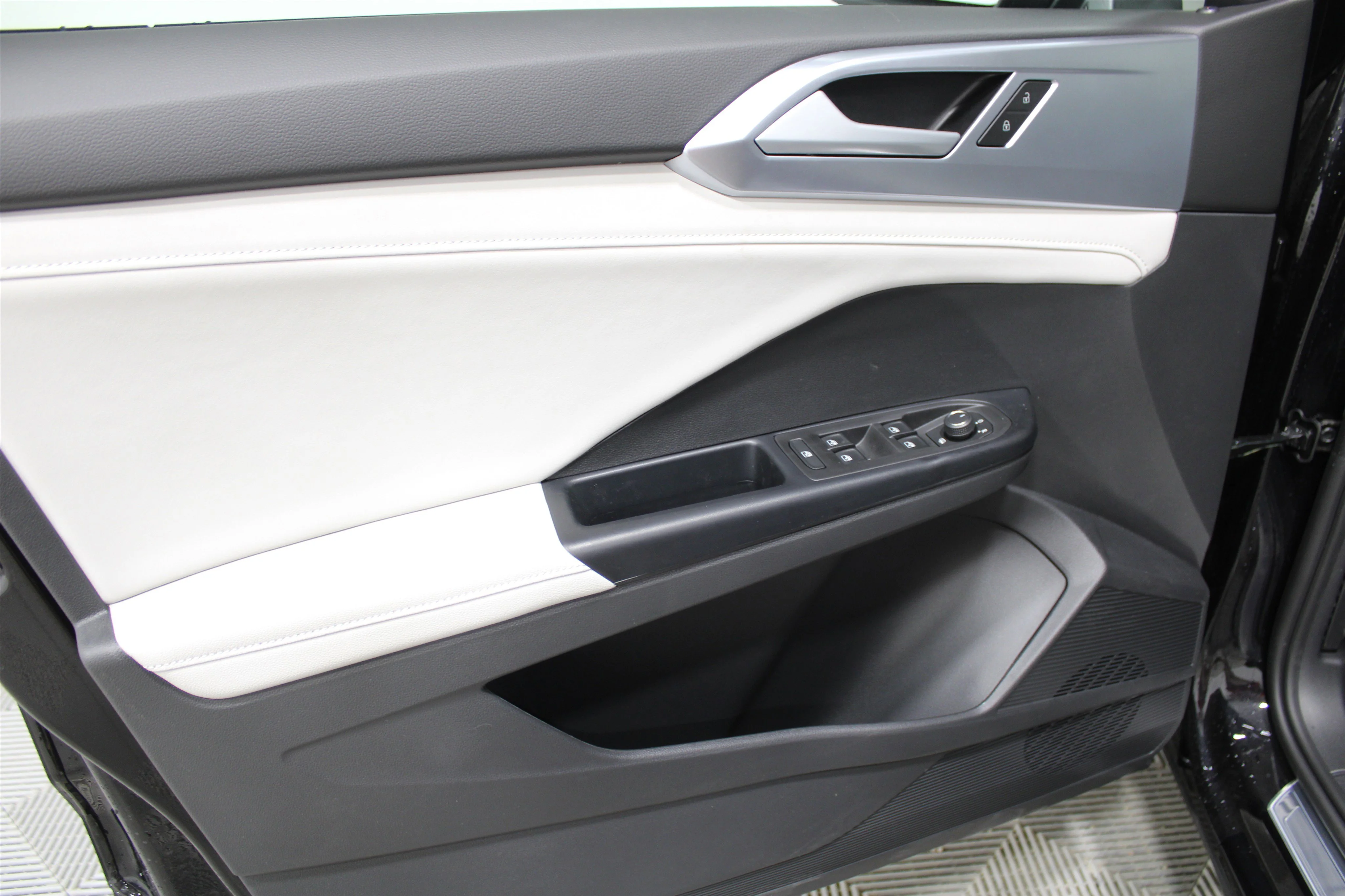 New 2026 Deep Black Pearl Volkswagen SE image 6