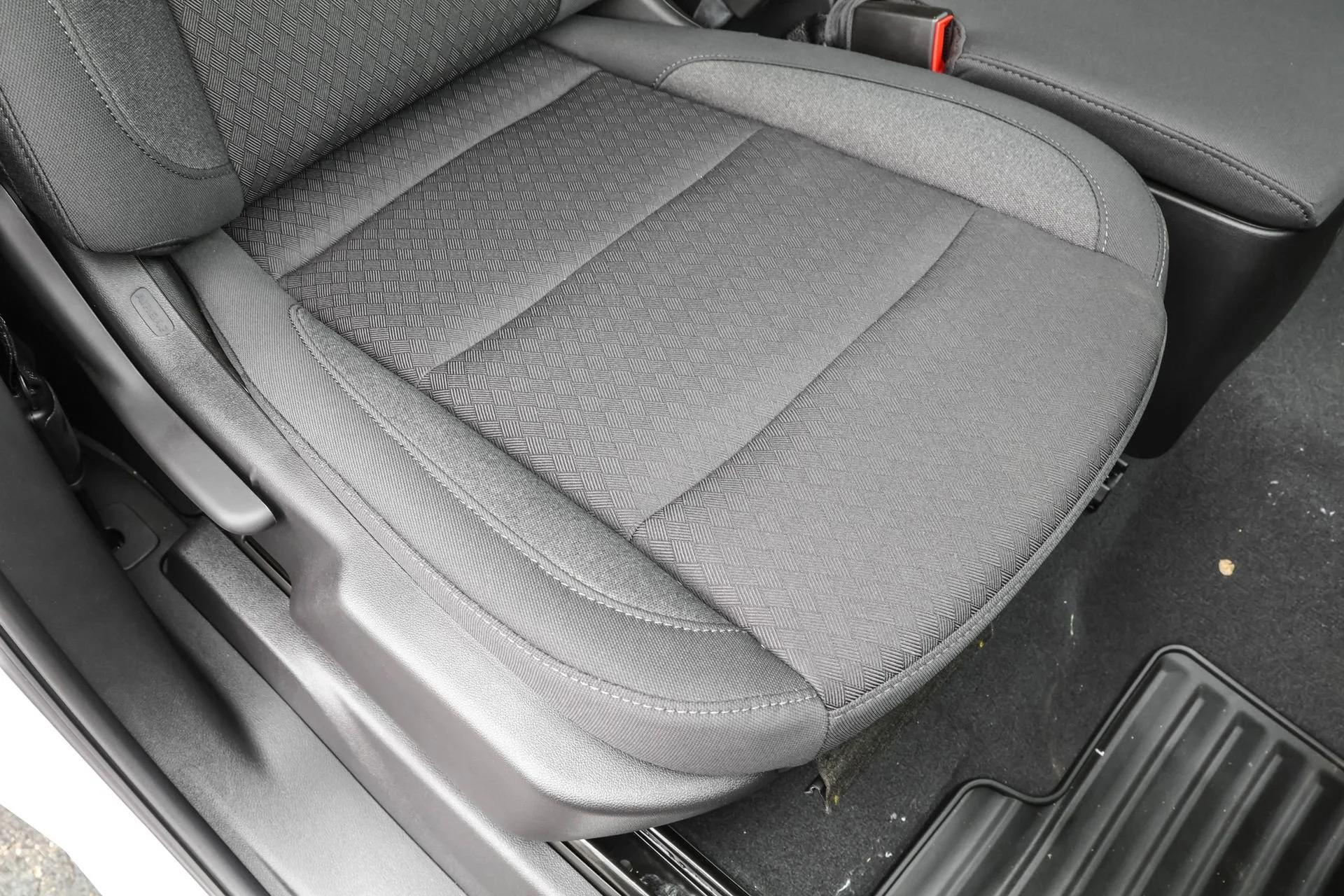 New 2025 Summit White Chevrolet LT (2FL) image 46