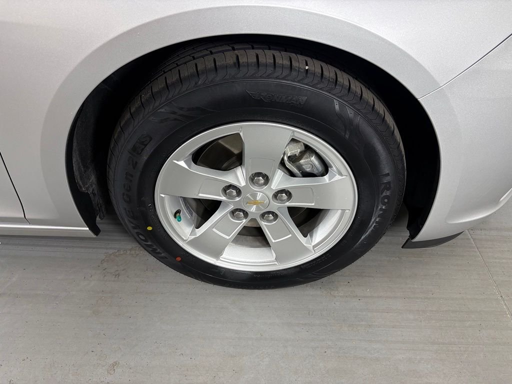 Used 2015 Silver Chevrolet LT image 12