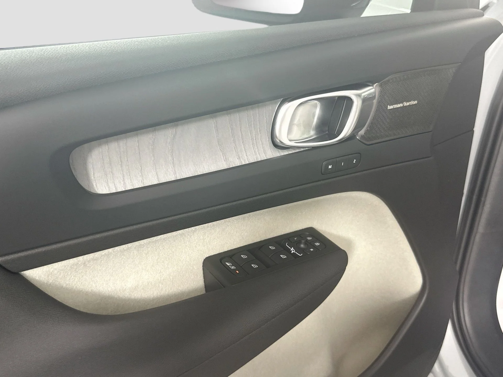 2026 Volvo XC40 Ultra - Photo 17