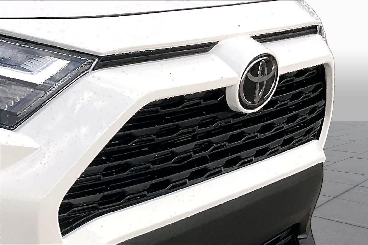 Used 2025 Ice Cap Toyota Hybrid LE image 29
