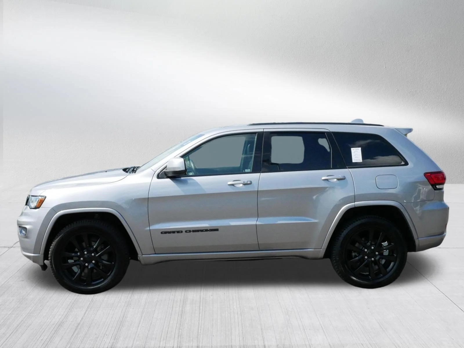 Used 2019 Billet Silver Metallic Clearcoat Jeep Altitude image 4