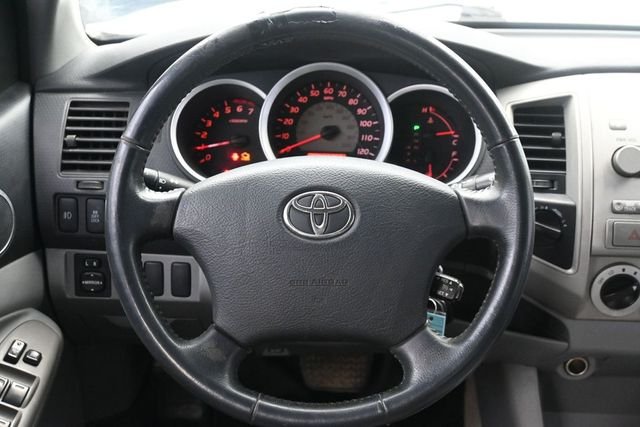 Used 2008 White Toyota Base image 22