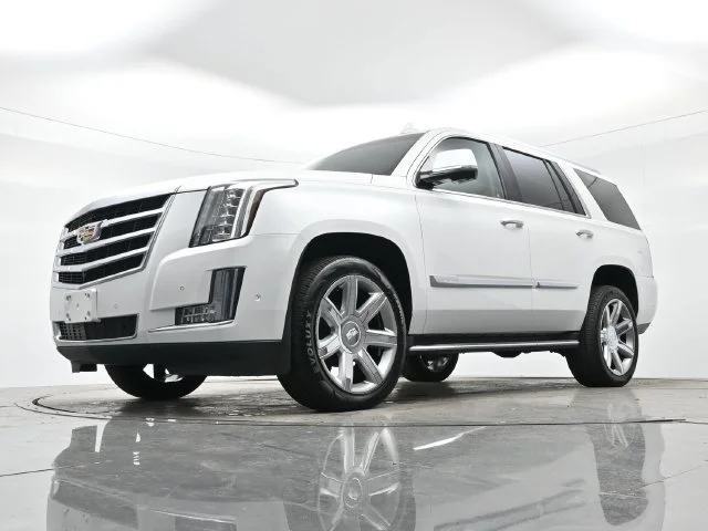 Used 2018 CRYSTAL WHITE TRICOAT Cadillac Luxury image 28