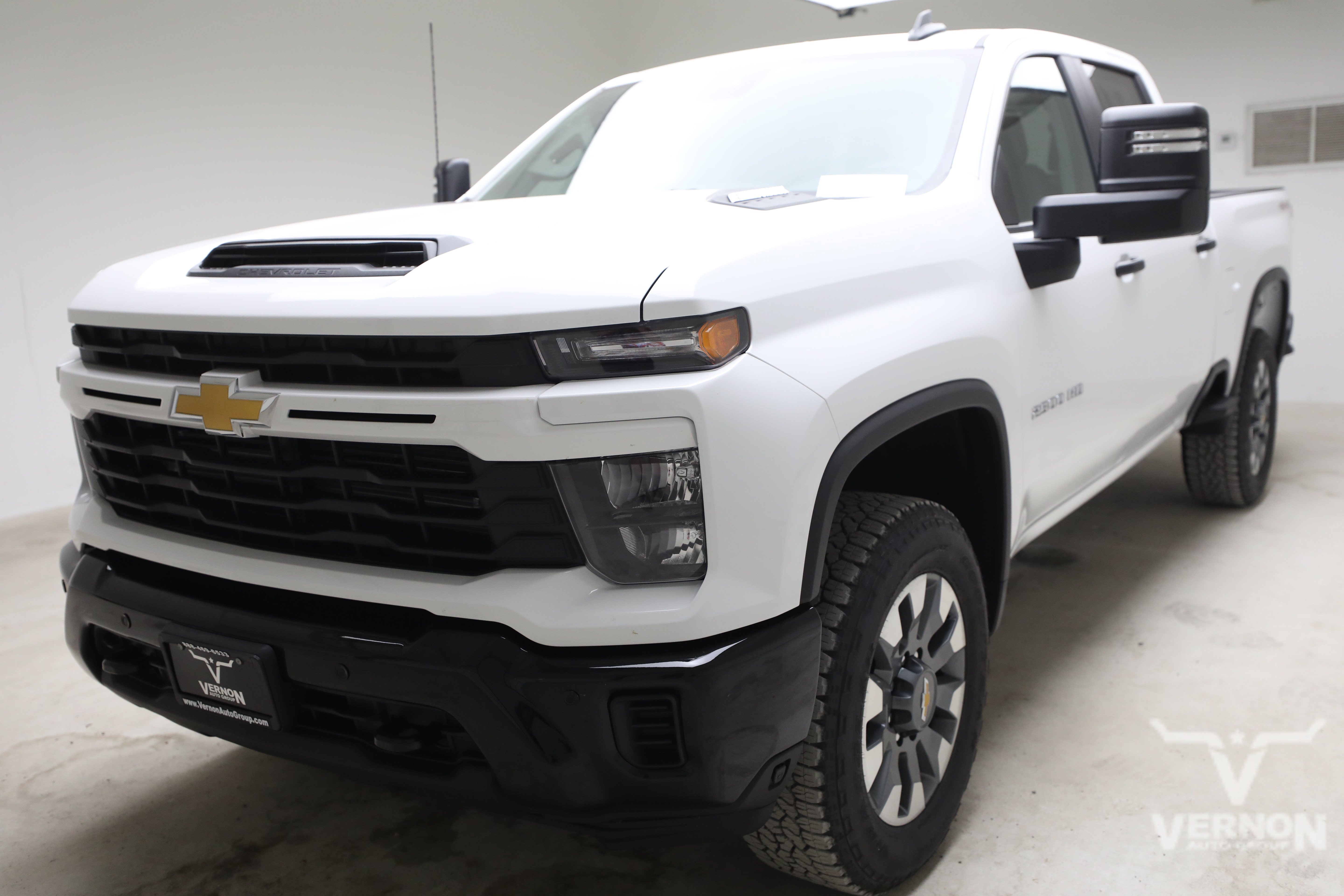 New 2026 Summit White Chevrolet N image 3