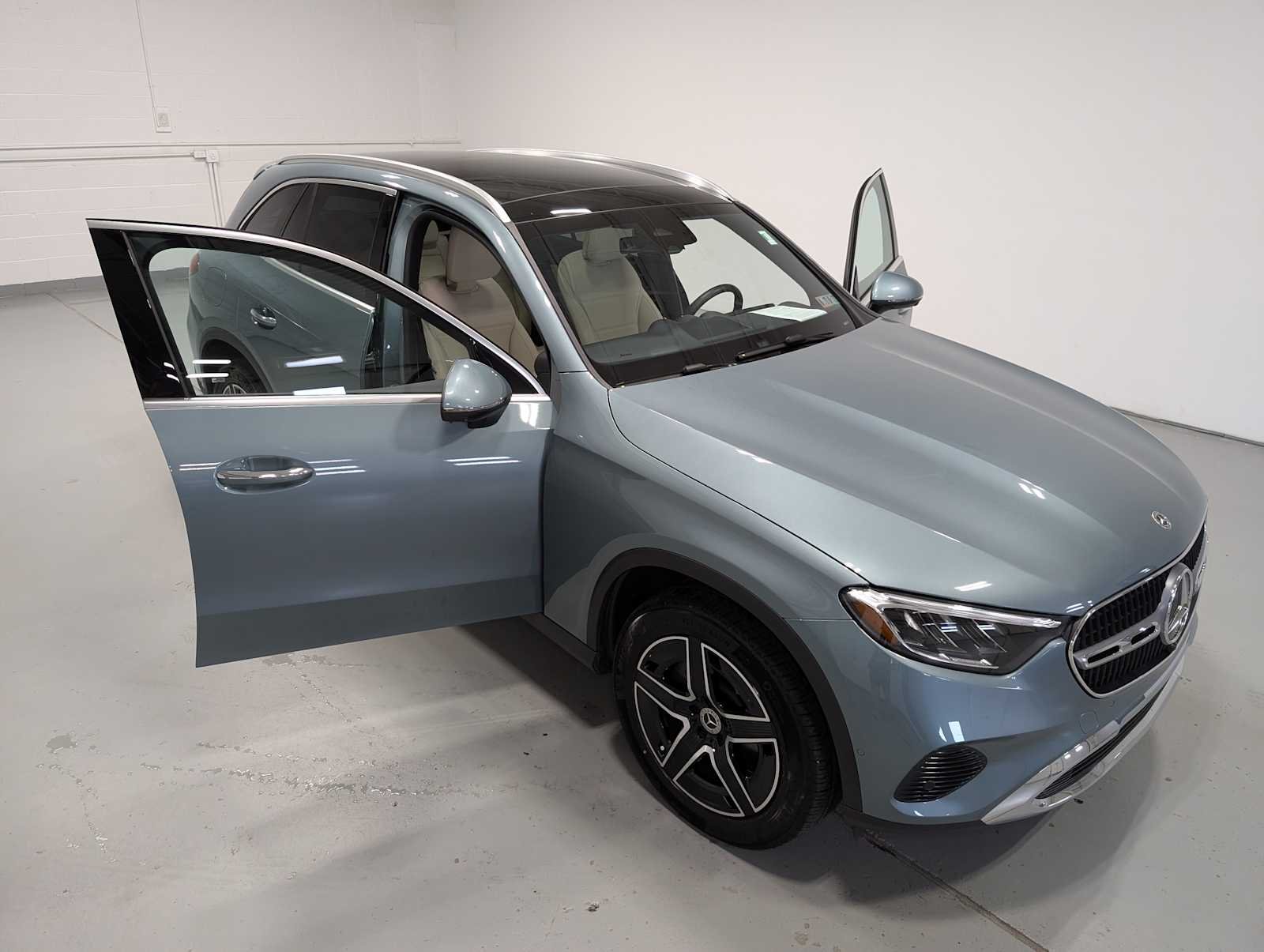 Used 2026 Verde Silver Metallic Mercedes-Benz GLC 300 image 16