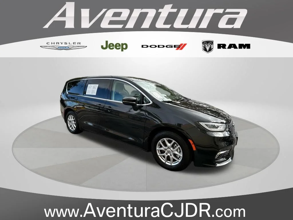 2023 Chrysler Pacifica Touring L's photo