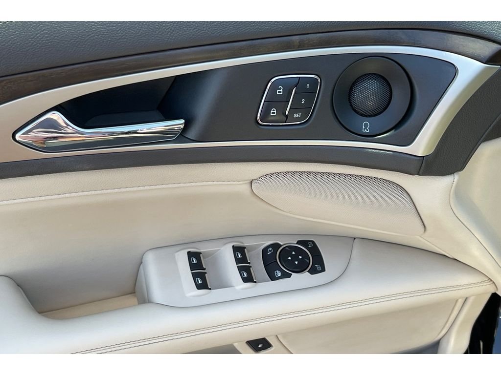 Used 2018 Black Velvet Lincoln Hybrid Reserve image 13