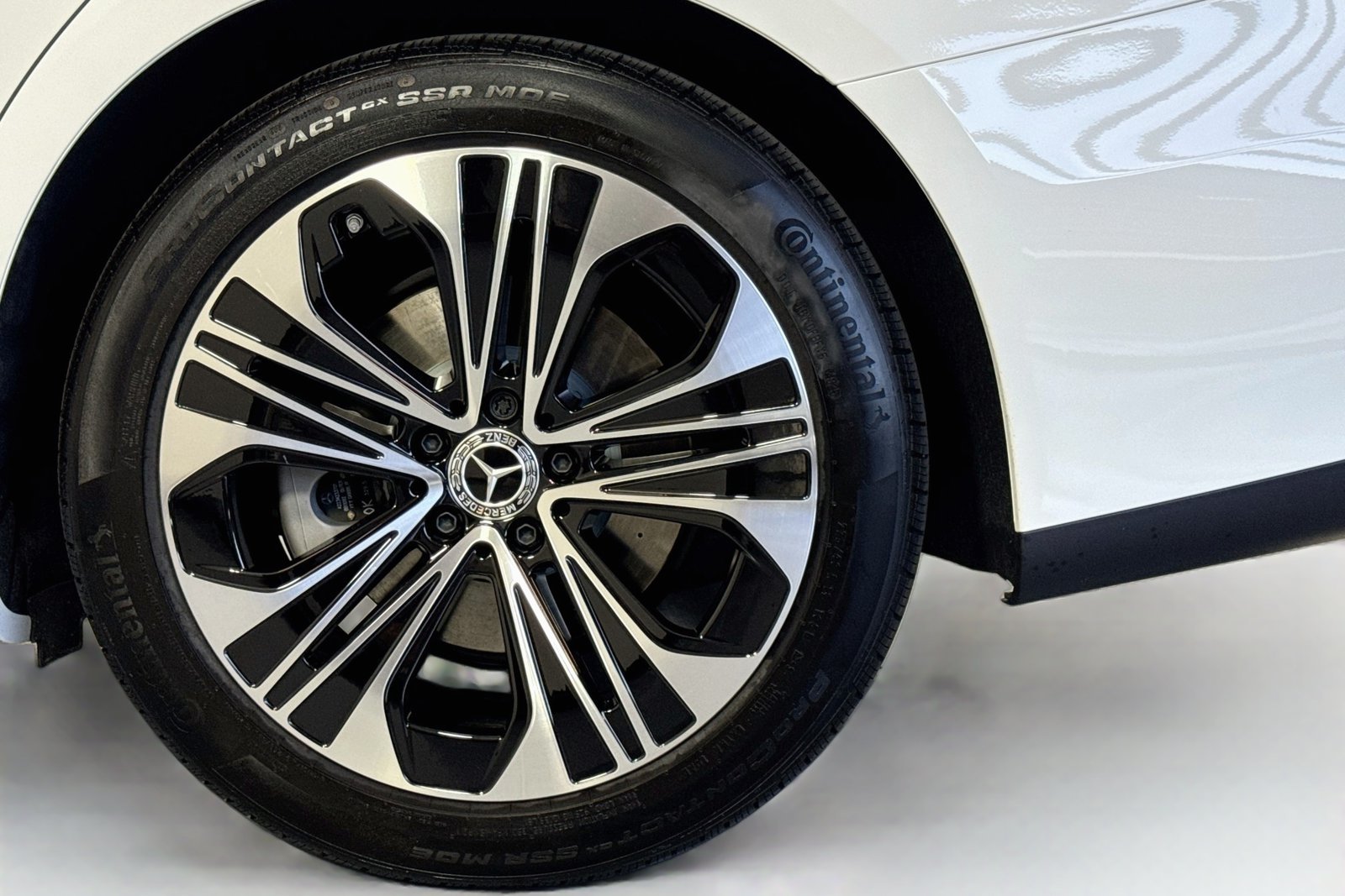 New 2026 MANUFAKTUR Moonlight White Metallic Mercedes-Benz E 350 image 29