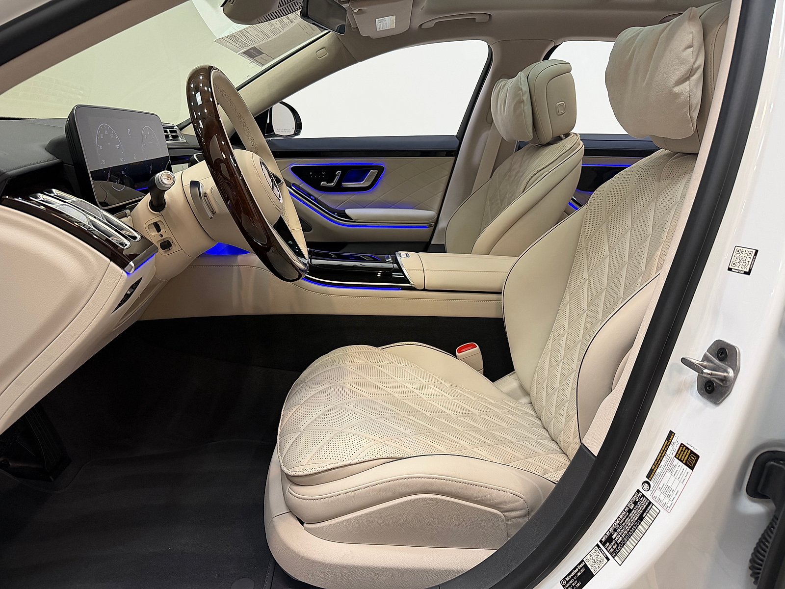 Certified Used 2026 MANUFAKTUR Moonlight White Metallic Mercedes-Benz 4MATIC® image 11