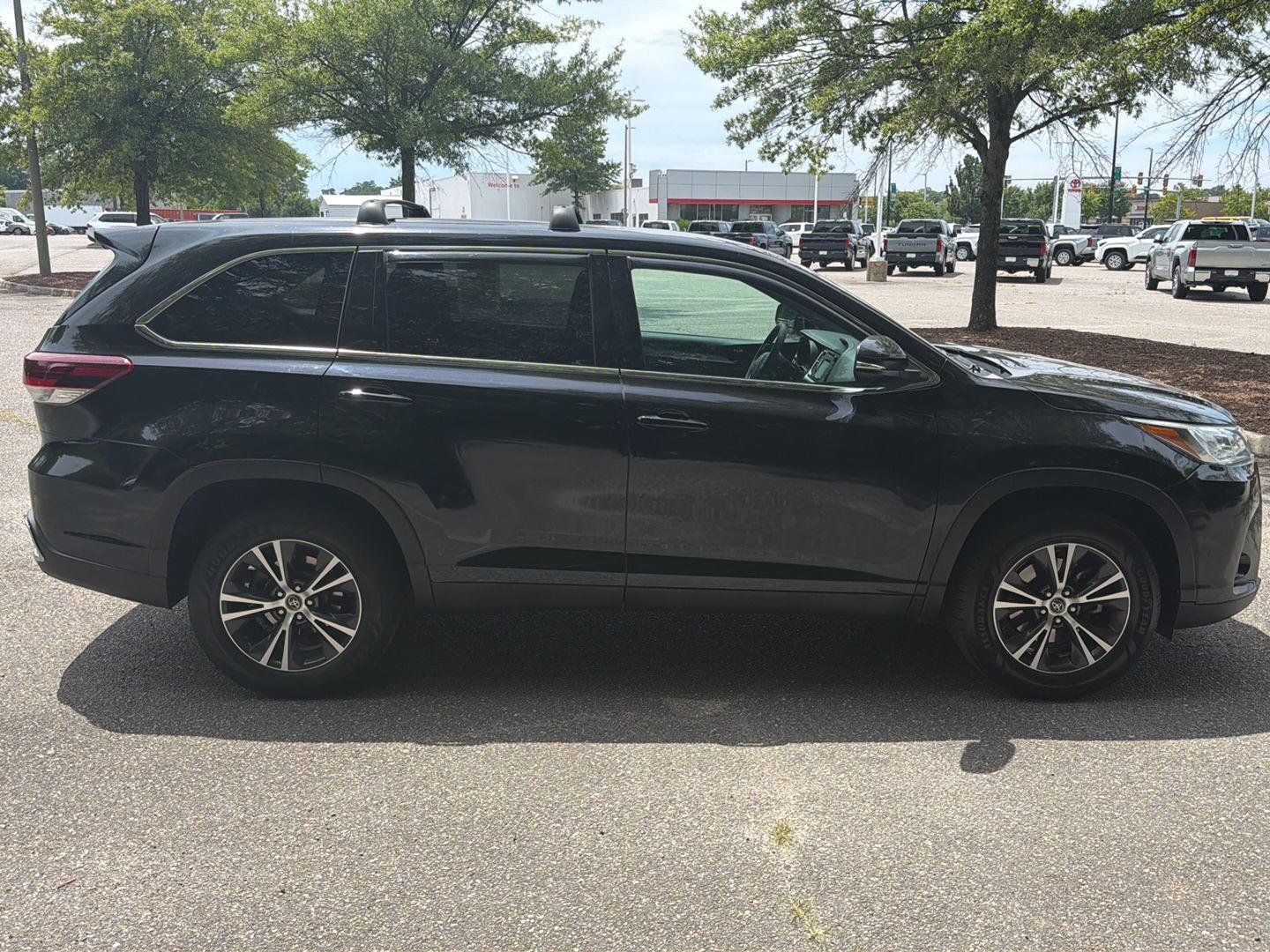 Used 2019  Toyota LE image 6