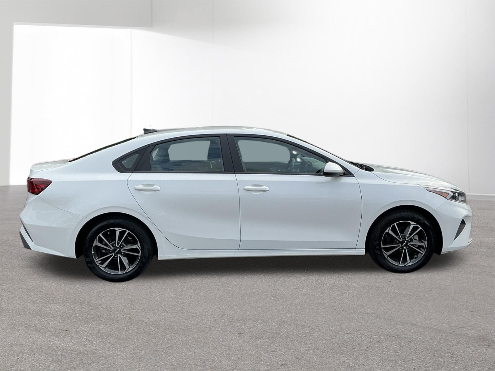 Used 2024  Kia LXS image 3