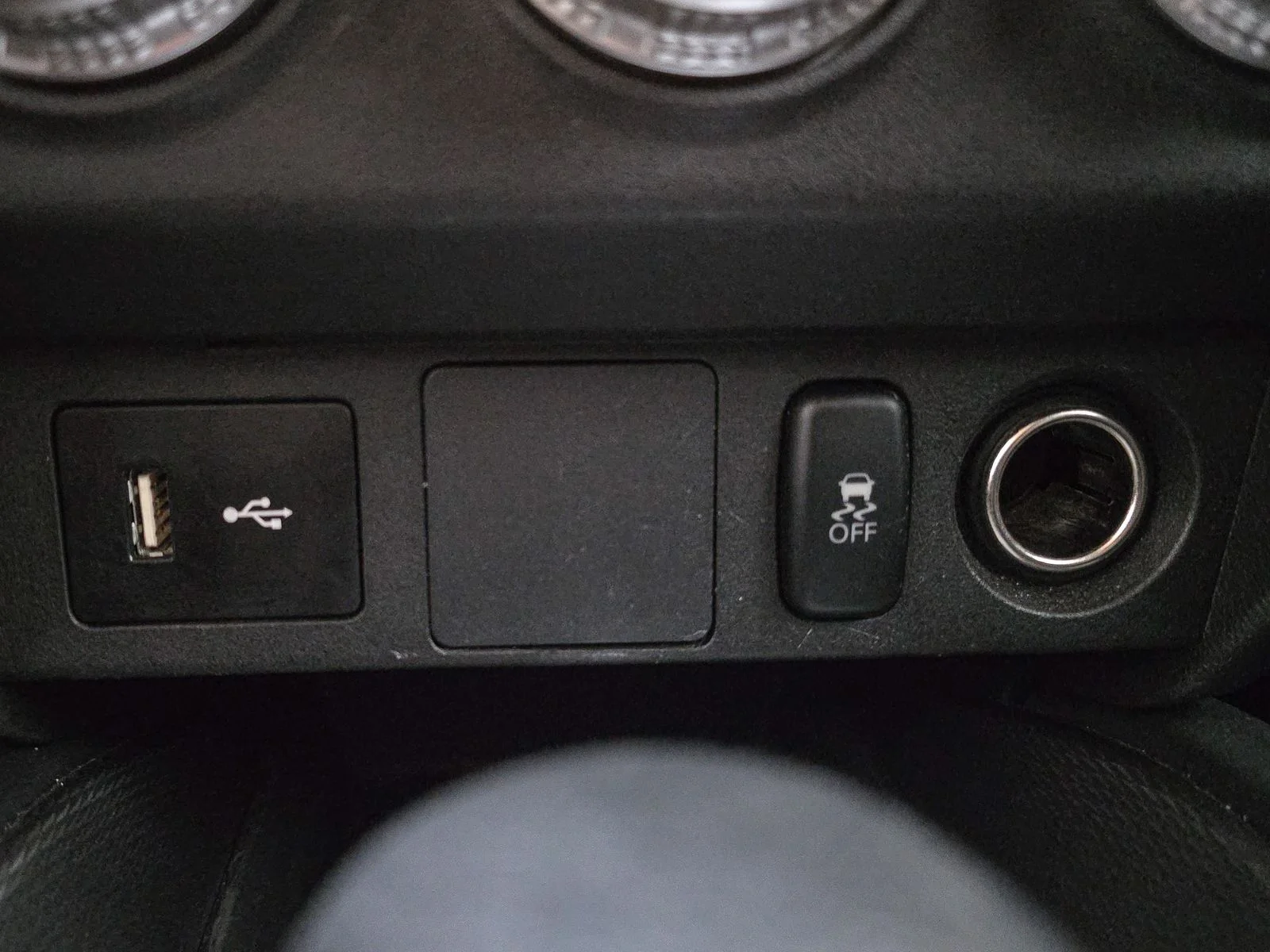 Used 2024  Mitsubishi  image 27