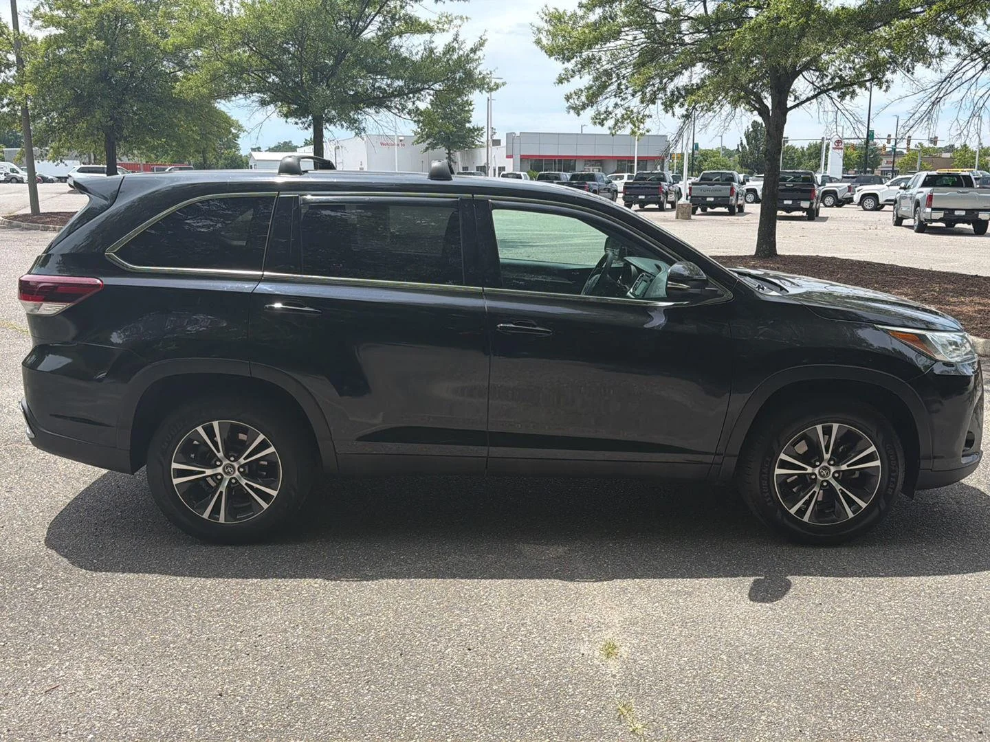 Used 2019  Toyota LE image 6