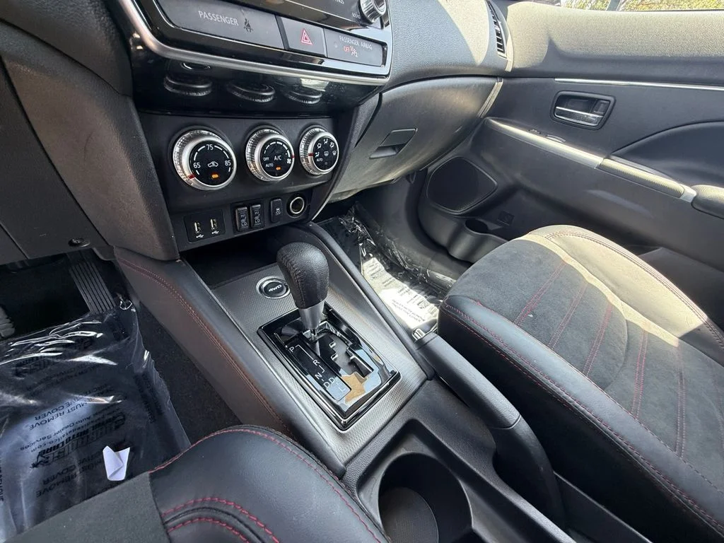 Used 2025  Mitsubishi 2.0 ES image 22