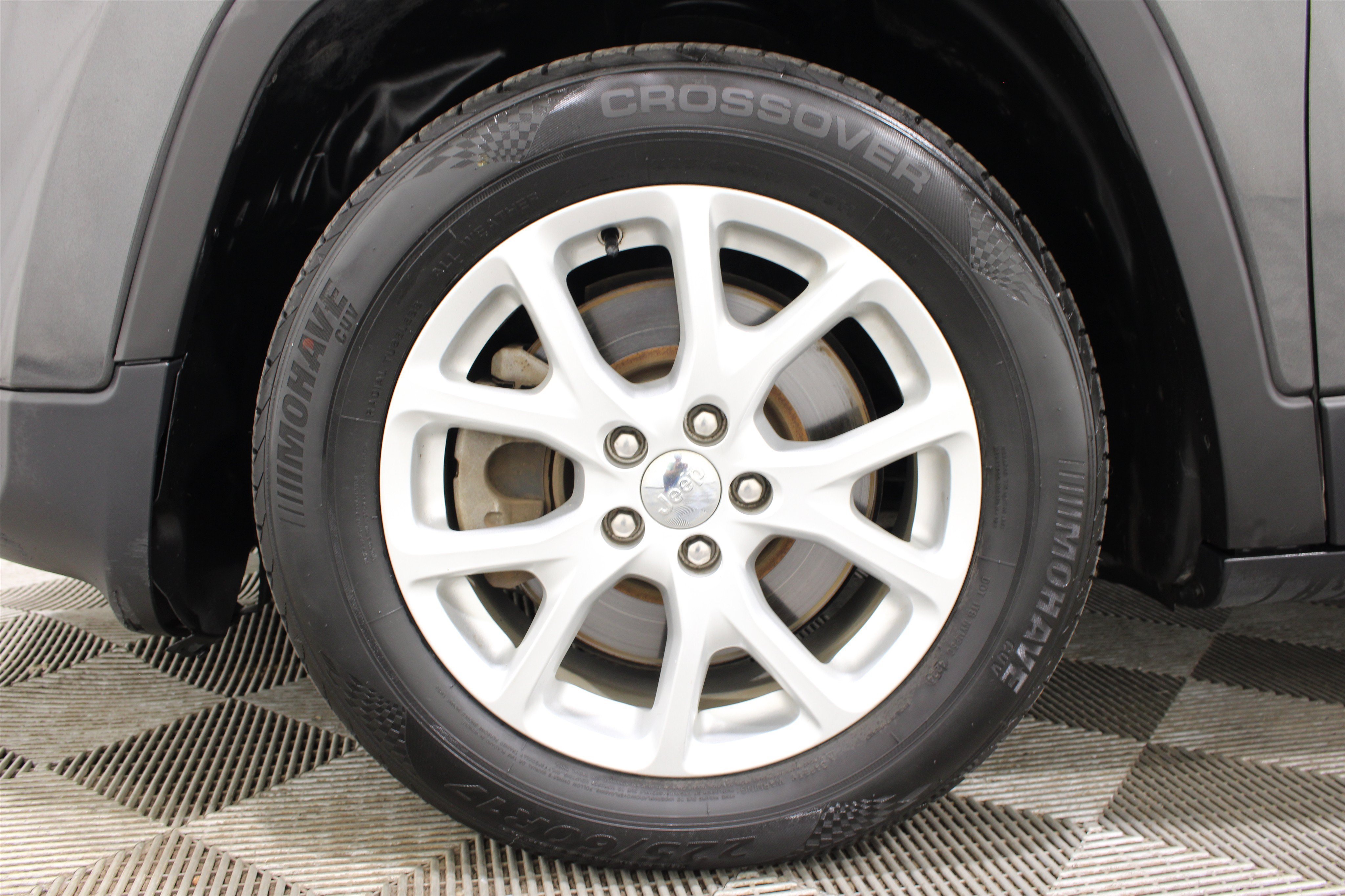 Used 2015 Granite Crystal Metallic Clearcoat Jeep Latitude image 33
