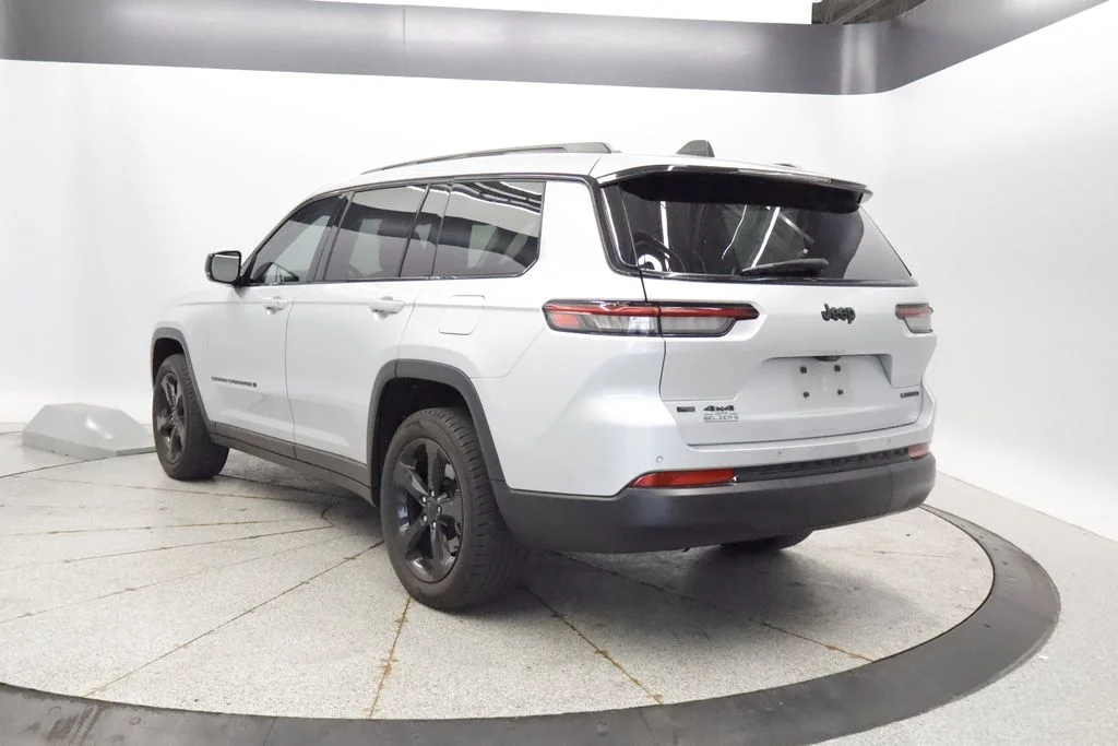 Used 2022 Silver Jeep Limited image 3