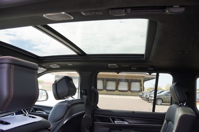New 2026 Bright White Clear-Coat Exterior Paint Jeep Summit Reserve image 13