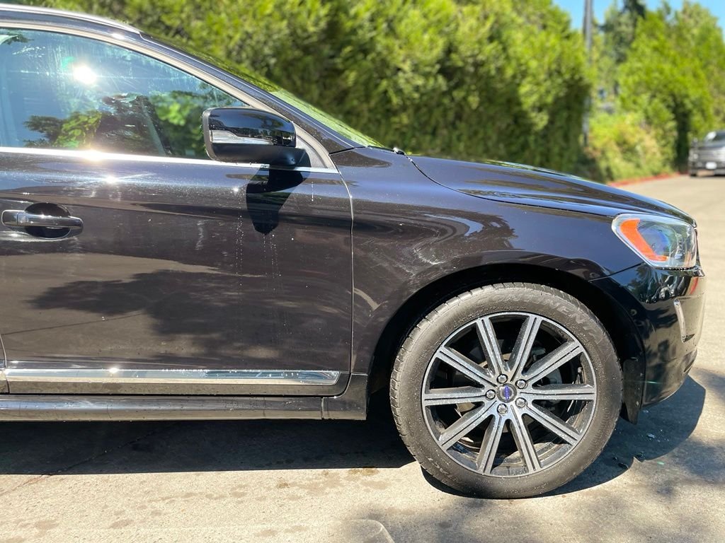 Used 2017 Onyx Black Metallic Volvo T6 Inscription image 2