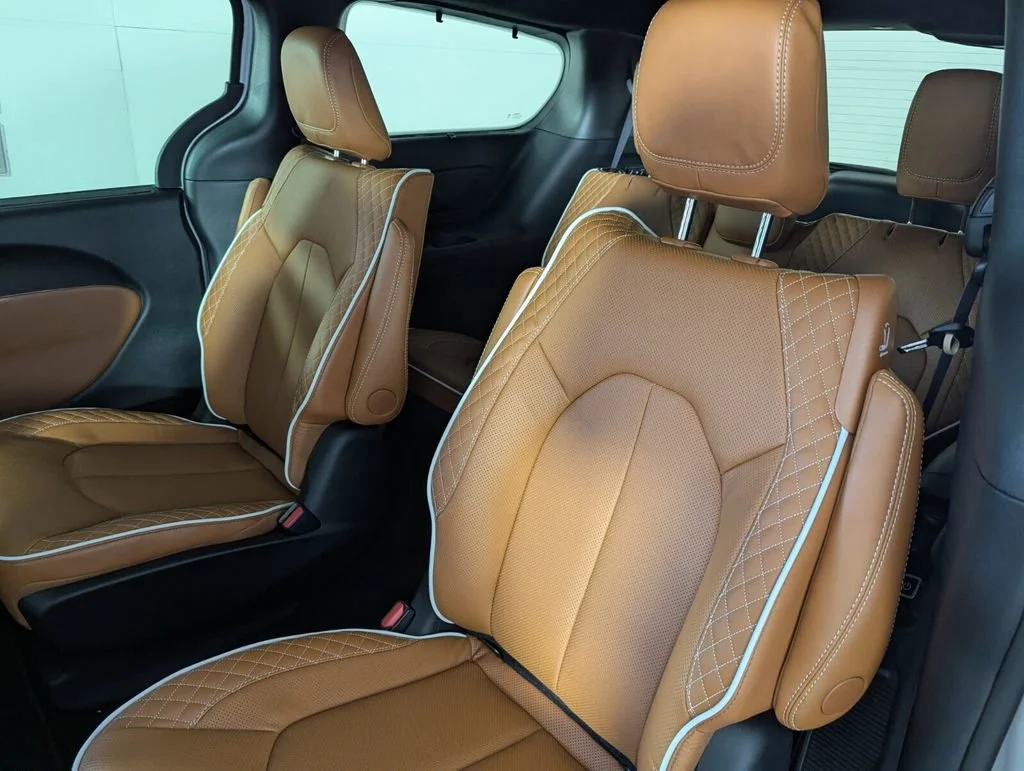 New 2026 Bright White Clear-Coat Exterior Paint Chrysler Pinnacle image 16