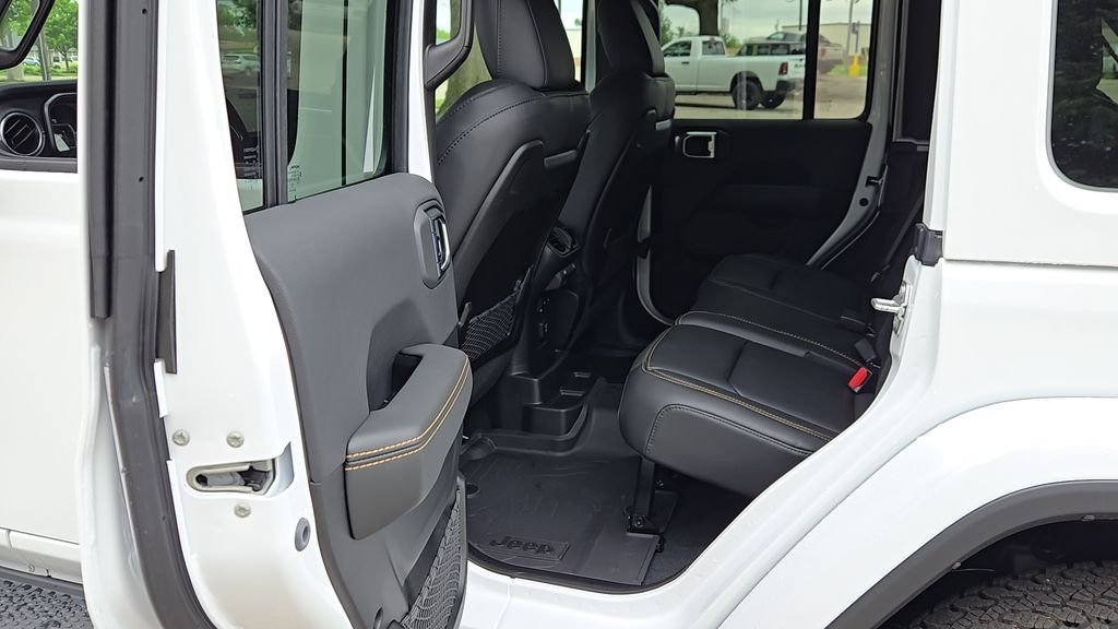 New 2026 Bright White Clear-Coat Exterior Paint Jeep Sahara image 24