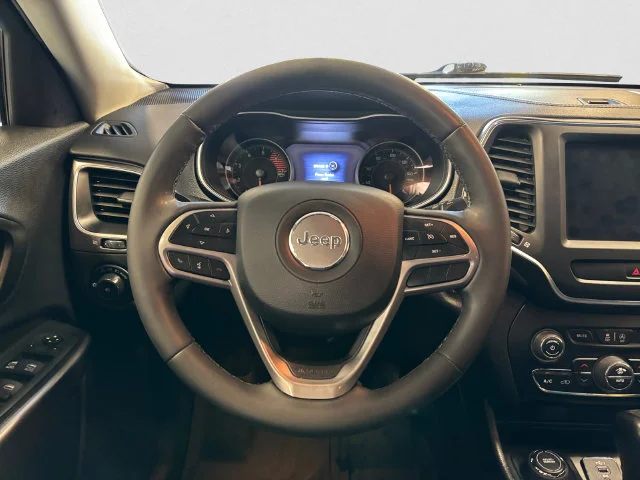Used 2022 White Jeep Latitude Lux image 13