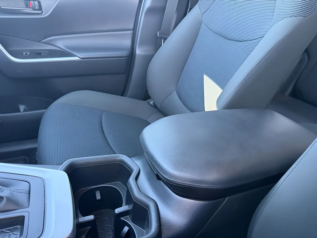 2024 Toyota RAV4 LE - Photo 19