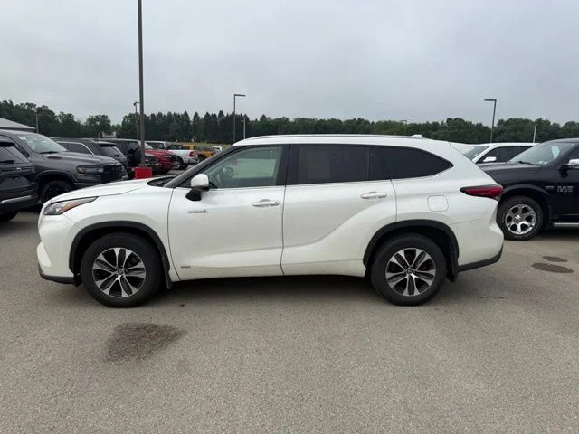 Used 2020 White Toyota XLE image 9