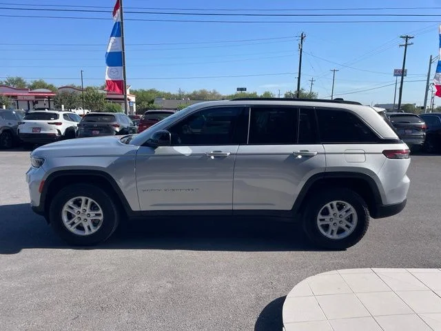 Used 2025 Silver Jeep Laredo image 4
