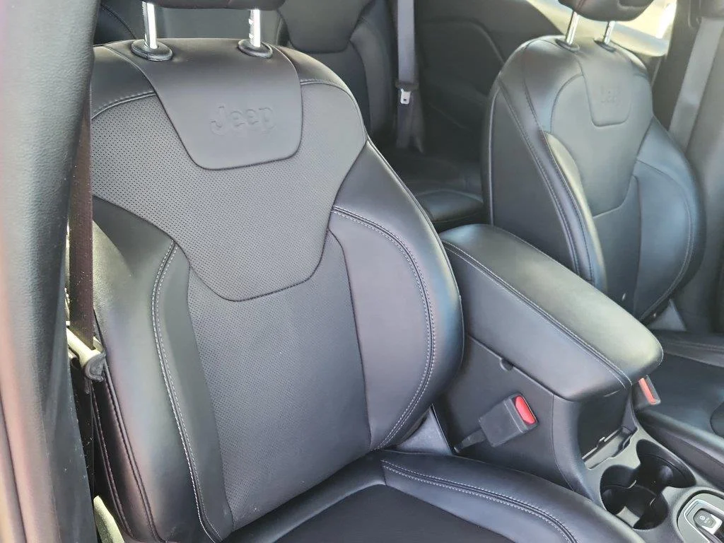 Used 2022 Sting-Gray Clearcoat Jeep Latitude Lux image 15