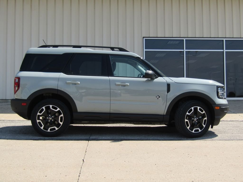 Used 2023 Green Ford Outer Banks image 2
