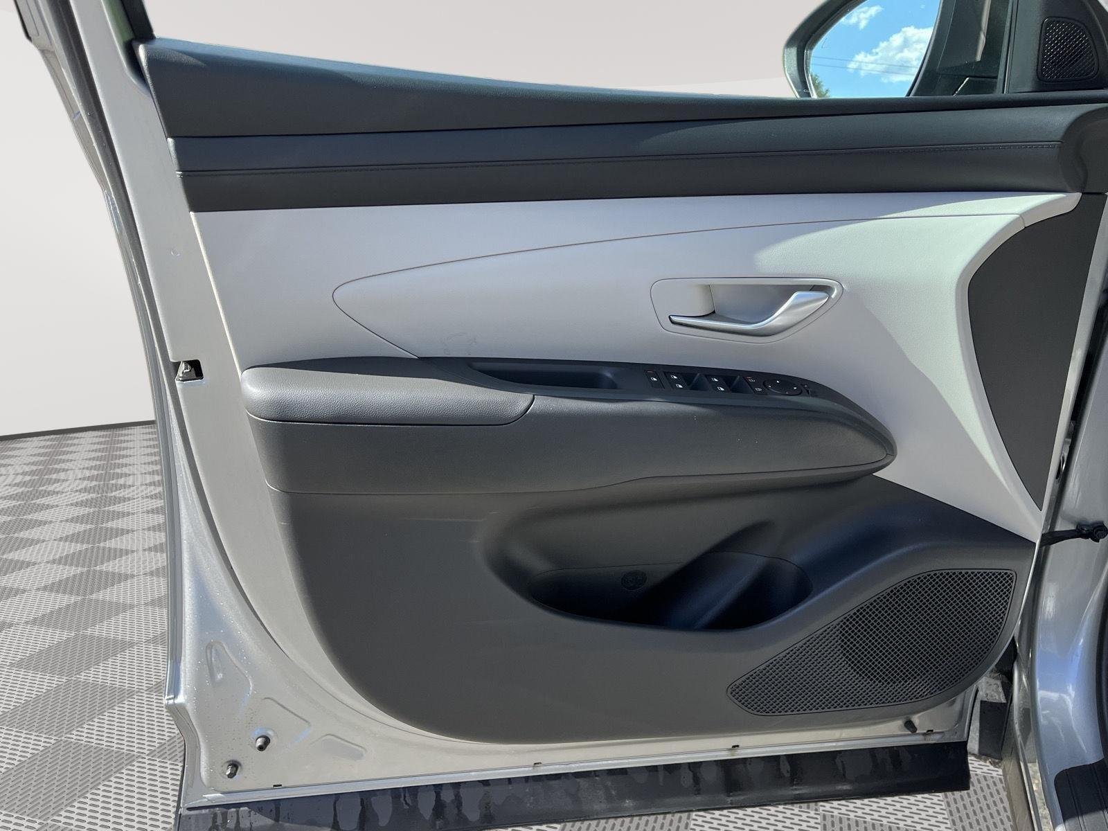 Used 2025 Shimmering Silver Hyundai SE image 18