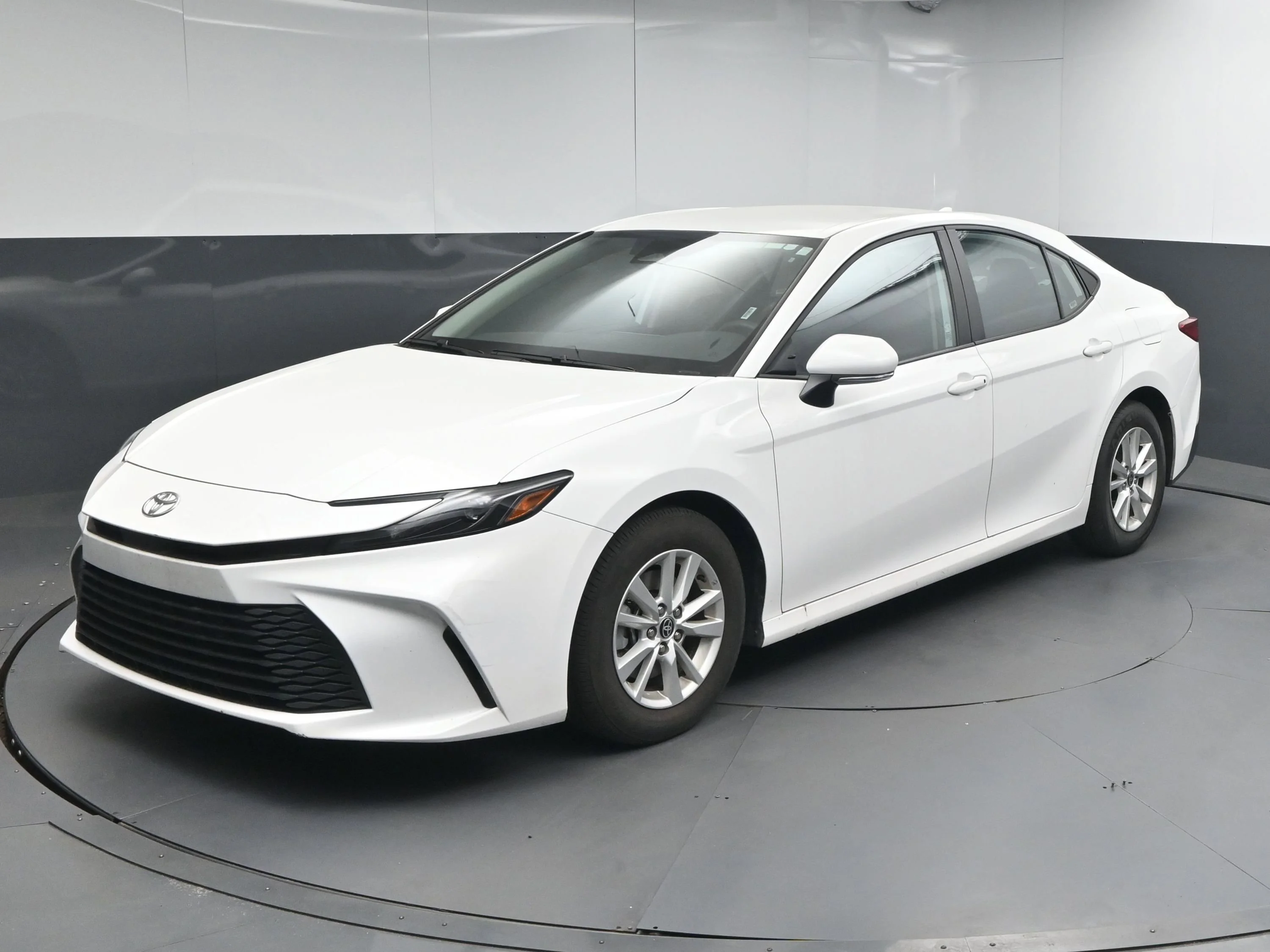 Used 2025 Ice Toyota LE image 3