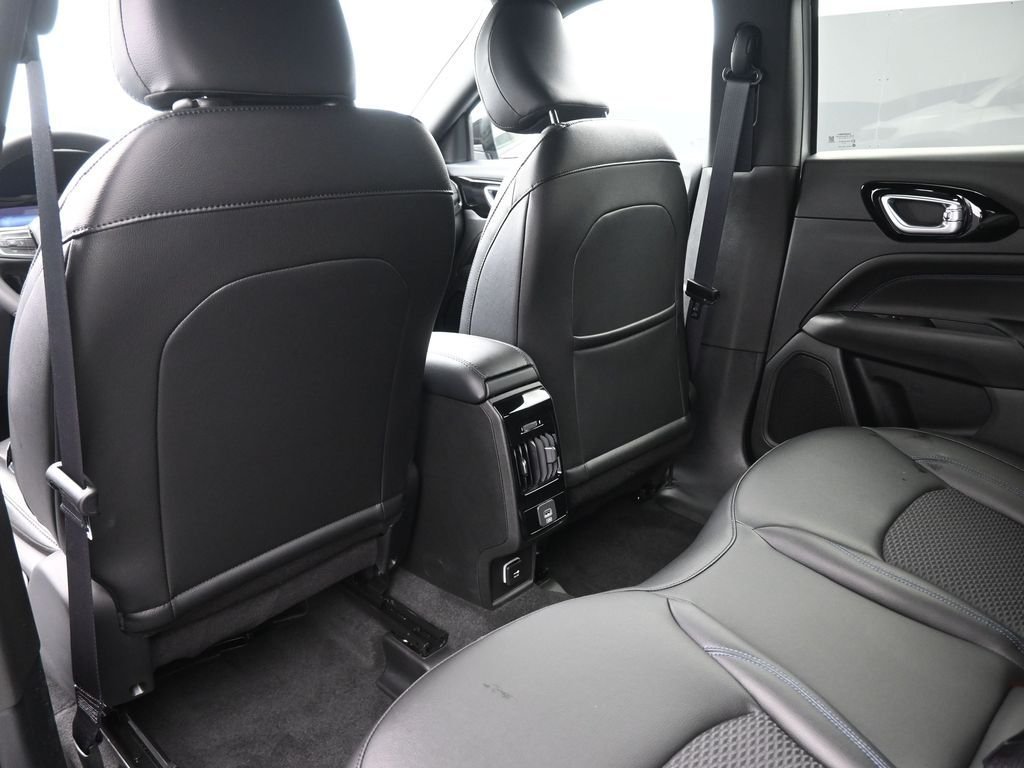 New 2026 Silver Zynith Metallic Clearcoat Jeep Latitude image 16