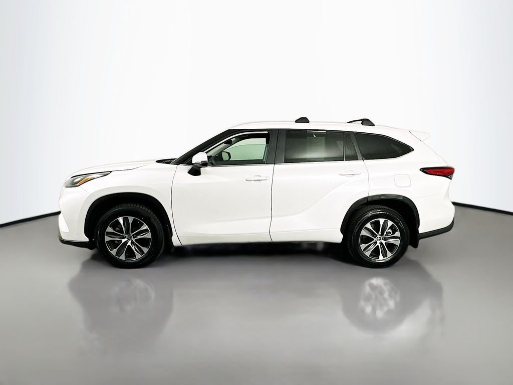 Used 2023 Pearl Toyota XLE image 5