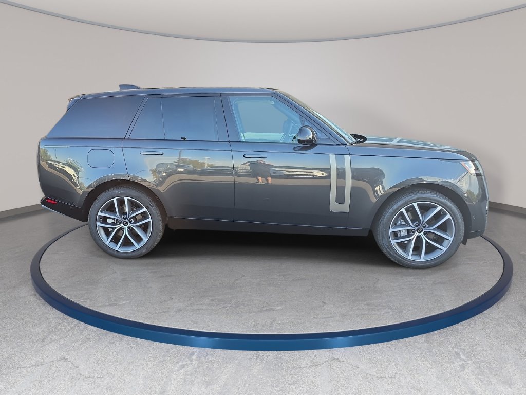New 2027 Carpathian Grey Land Rover SE image 4