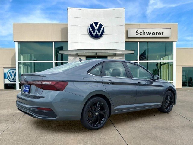 New 2027 Platinum Gray Metallic Volkswagen SE image 5
