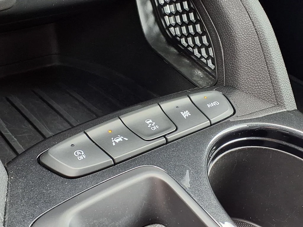 Used 2025 White Chevrolet LT image 19