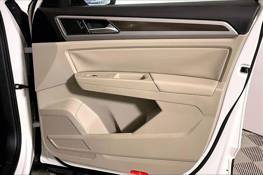 Used 2019 Pure White Volkswagen 3.6L V6 SE image 19