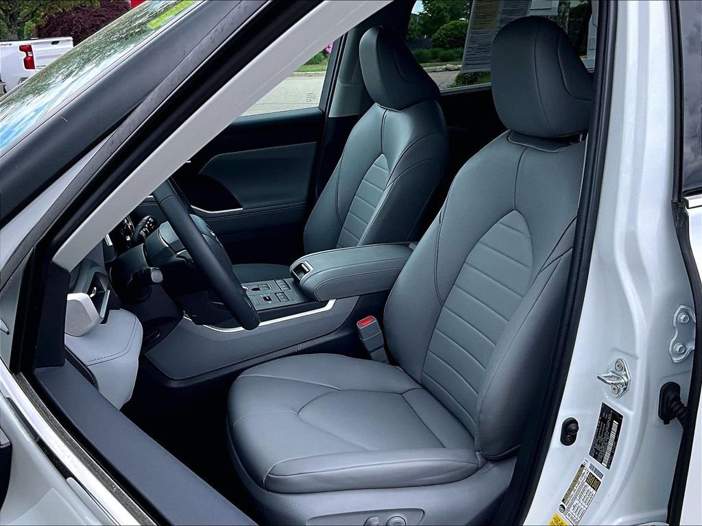 Used 2022 Beige Toyota XLE image 10
