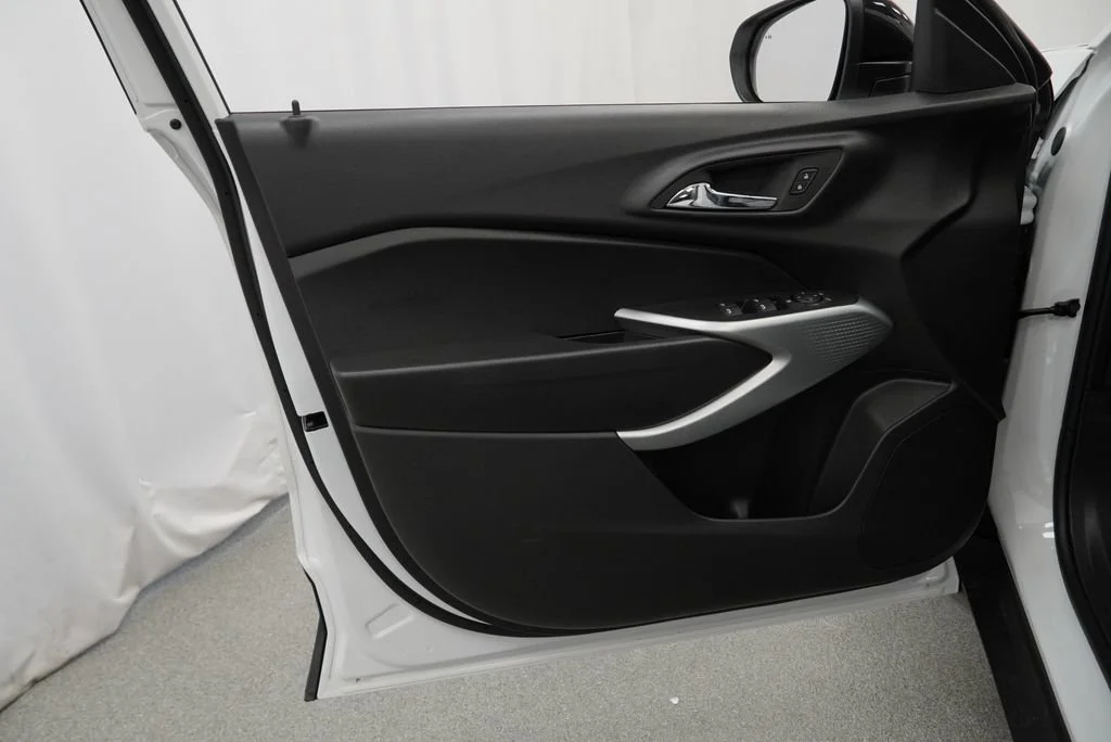 New 2026 Summit White Chevrolet 1RS image 22